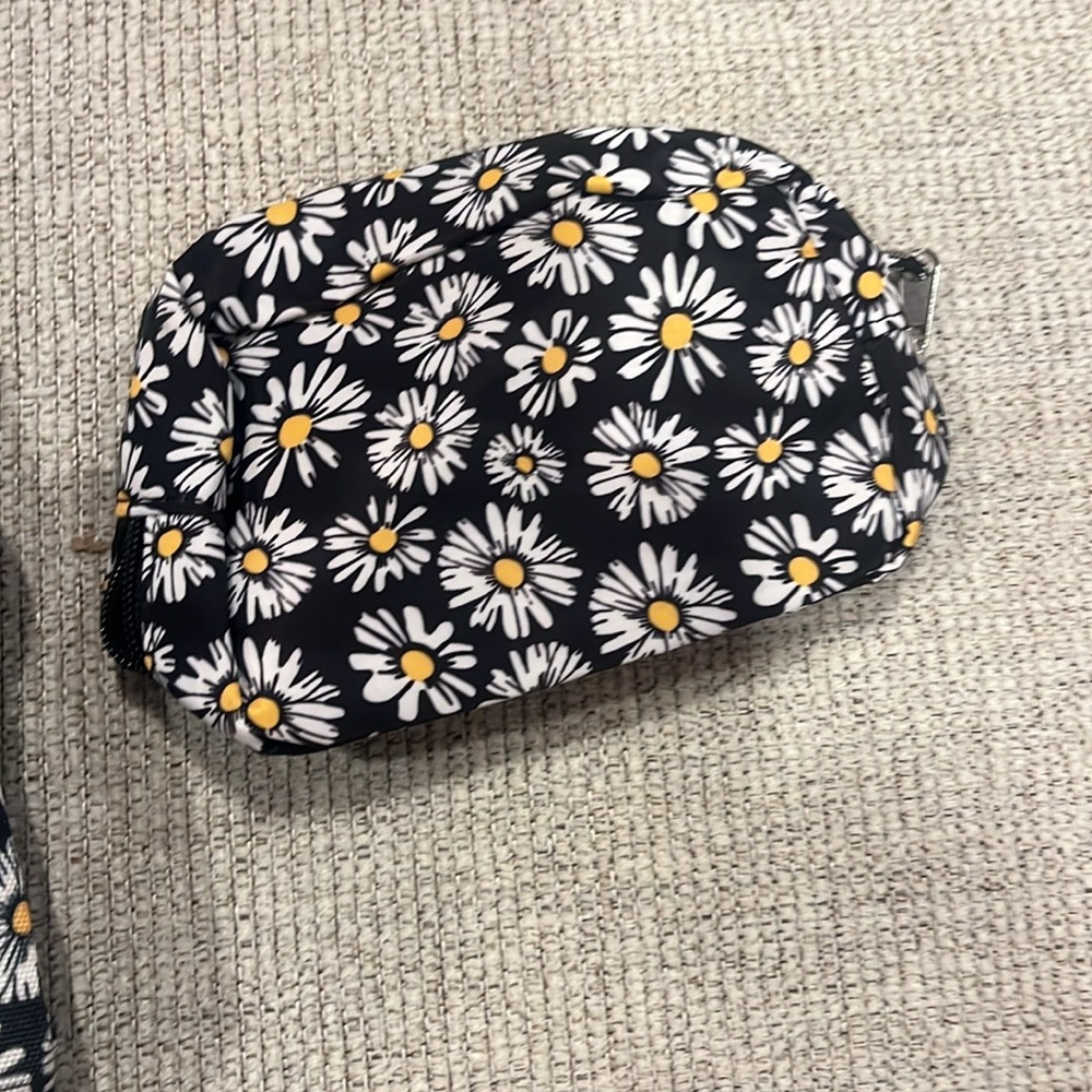 New Backpack with daisy design 🌼 Never used - Picture 5 of 7